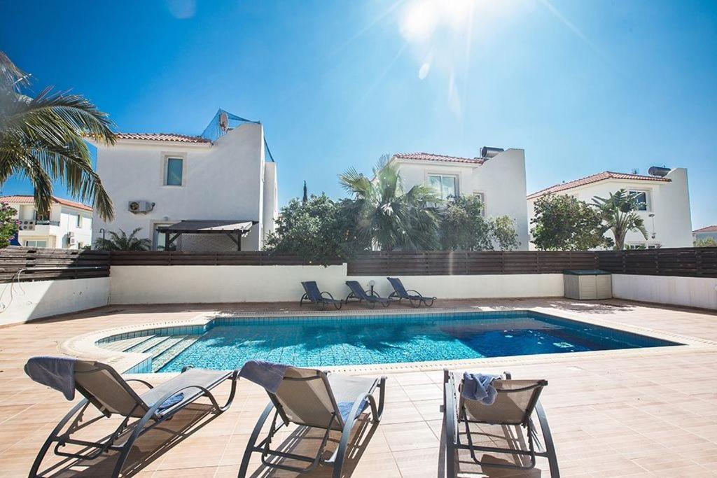 Pernera Dyo - Modern 2 Bedroom Pernera With Communal Pool - Close To Amenities Protaras
